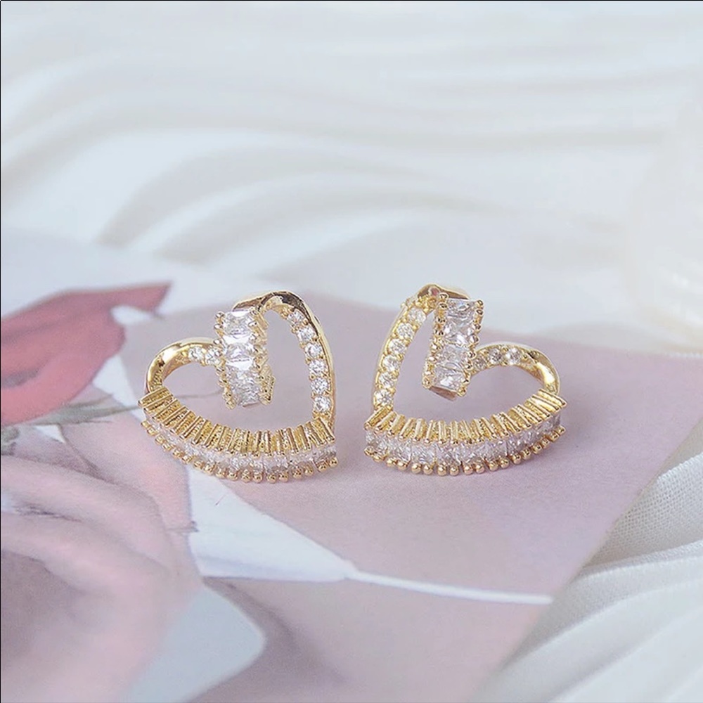 14k Gold Twist Heart Stud Earrings - Picture 2 of 4